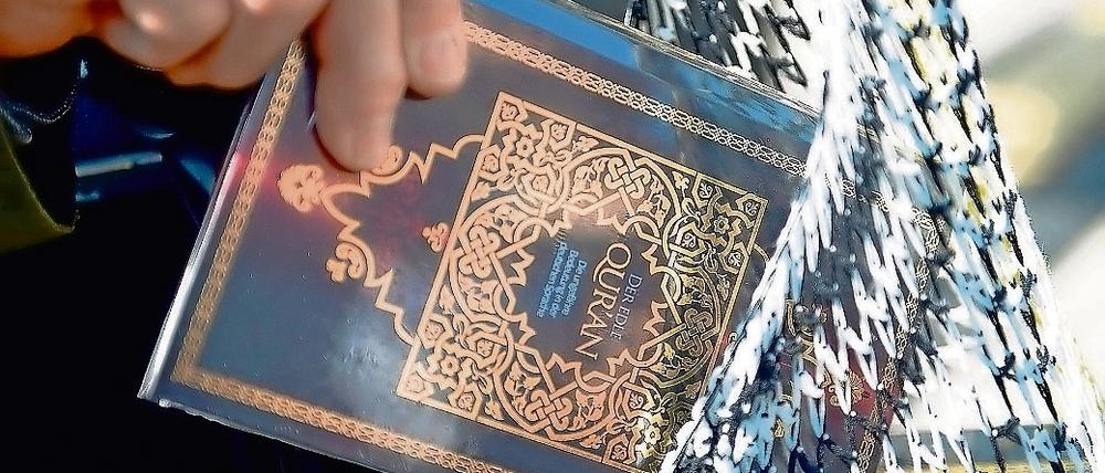 Islamisten verteilen am 14.04.2012 am Potsdamer Platz in Berlin kostenlose Koran-Exemplare an Passanten. Die salafistische Szene in Deutschland wächst. Besonders junge Leute gelten als empfänglich für die Propaganda der radikal-islamischen Prediger.