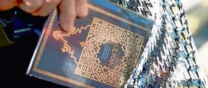 Islamisten verteilen am 14.04.2012 am Potsdamer Platz in Berlin kostenlose Koran-Exemplare an Passanten. Die salafistische Szene in Deutschland wächst. Besonders junge Leute gelten als empfänglich für die Propaganda der radikal-islamischen Prediger. 