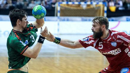 Mein Ball! Nein, meiner! Weihnachten gibt es für die Füchse Berlin (links mit Fabian Wiede) in diesem Jahr nur mit Einschränkungen.