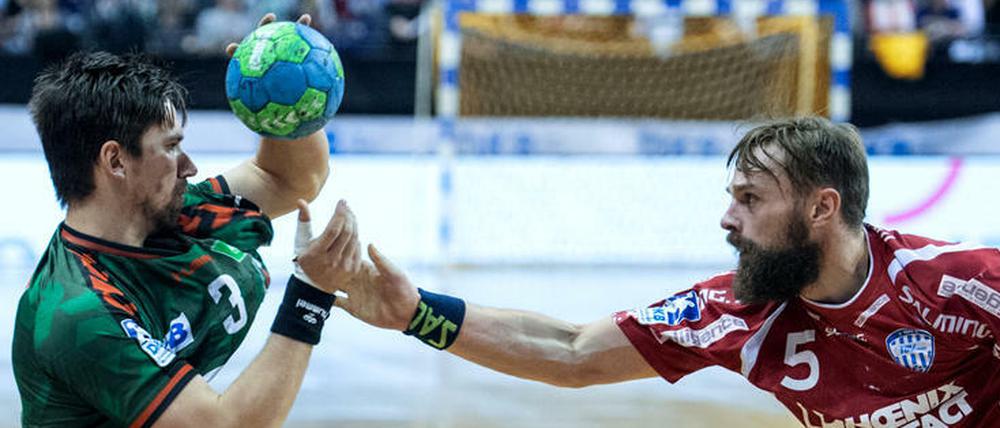 Mein Ball! Nein, meiner! Weihnachten gibt es für die Füchse Berlin (links mit Fabian Wiede) in diesem Jahr nur mit Einschränkungen.