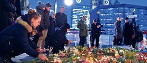 an mehreren Stellen nahe der Gedächtniskirche sind Kerzeninseln zum Gedenken an die Opfer des Anschlags entstanden