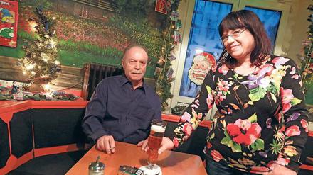 Alle Jahre wieder. Sabine Becker, Wirtin der „Holland Mühle“ in Steglitz, lässt ihren Stammgast Klaus auch Weihnachten nicht im Stich. Das macht sich auch am Umsatz bemerkbar.