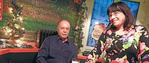 Alle Jahre wieder. Sabine Becker, Wirtin der „Holland Mühle“ in Steglitz, lässt ihren Stammgast Klaus auch Weihnachten nicht im Stich. Das macht sich auch am Umsatz bemerkbar.