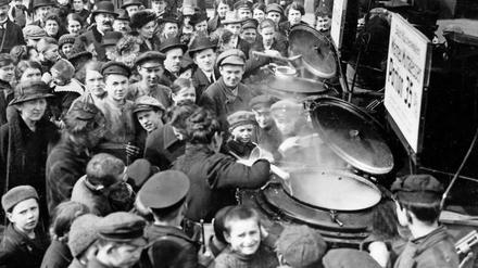 Winter 1916. Die Berliner haben Hunger. Alle. Gulaschkanonen konnten die Not nur geringfügig lindern.