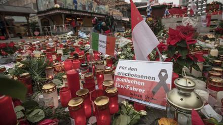 Blumen liegen am Breitscheidplatz in Berlin im Gedenken an die Opfer des Terroranschlags. 