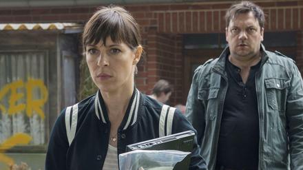 Die Rostocker "Polizeiruf"-Kommissare Katrin König (Anneke Kim Sarnau) und Alexander Bukow (Charly Hübner) kommen schneller zum Einsatz als gedacht.
