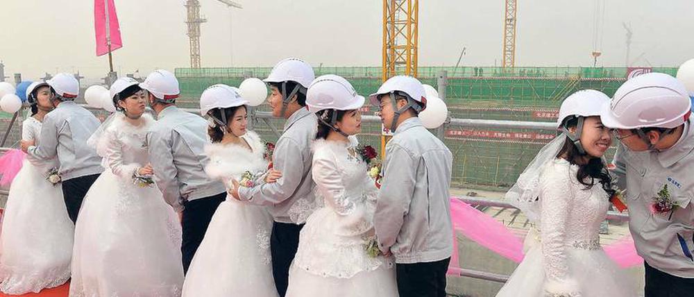 Sozialistische Arbeiterpoesie. Gruppenhochzeit auf der Baustelle des neuen Flughafens von Beijing. 