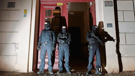 Beamte des SEK bei einem Einsatz vor der Moschee in der Perleberger Straße im Januar 2015.