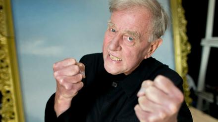 Er teilt kräftig aus. Der scheidende Intendant des Berliner Ensemble, Claus Peymann