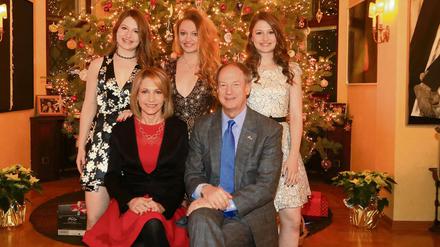 US-Botschafter John Emerson und seine Familie in der weihnachtlich geschmückten Residenz in Dahlem.