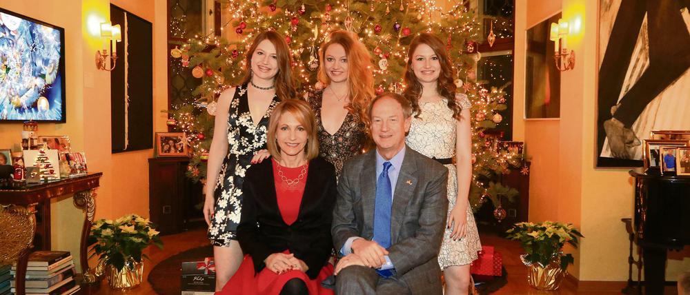 US-Botschafter John Emerson und seine Familie in der weihnachtlich geschmückten Residenz in Dahlem.