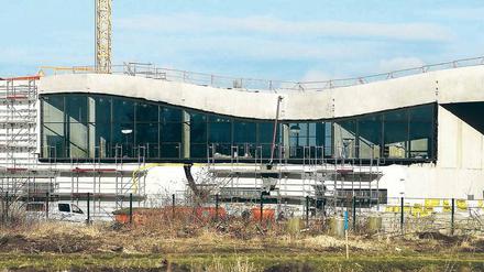 Seit gut fünf Jahren wird an der Blütentherme gebaut. Der Eröffnungstermin wurde mehrfach verschoben. Gut 16 Millionen Euro hat die Stadt Werder bislang in die Freizeitanlage investiert. Nach Einschätzung von Gutachtern könnte die Fertigstellung des Bades weitere zehn Millionen Euro kosten – mindestens.