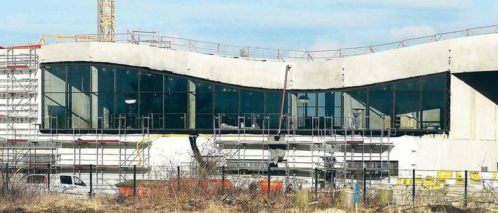Seit gut fünf Jahren wird an der Blütentherme gebaut. Der Eröffnungstermin wurde mehrfach verschoben. Gut 16 Millionen Euro hat die Stadt Werder bislang in die Freizeitanlage investiert. Nach Einschätzung von Gutachtern könnte die Fertigstellung des Bades weitere zehn Millionen Euro kosten – mindestens.