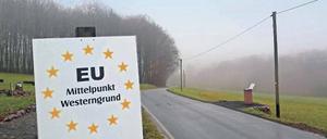 Bedrohte Mitte. Zahlreiche Schilder machen auf den Ort aufmerksam. 