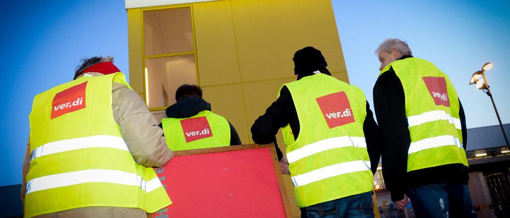 Streikende Mitarbeiter stehen vor der Betriebsstätte des Online-Händlers in Leipzig. Im Streit mit dem Onlineriesen Amazon um den Abschluss von Tarifverträgen stellt sich die Gewerkschaft Verdi auf einen Marathon ein.