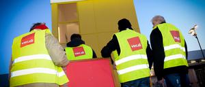 Streikende Mitarbeiter stehen vor der Betriebsstätte des Online-Händlers in Leipzig. Im Streit mit dem Onlineriesen Amazon um den Abschluss von Tarifverträgen stellt sich die Gewerkschaft Verdi auf einen Marathon ein. 