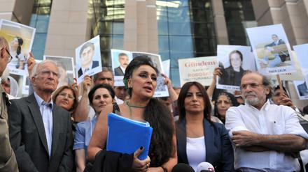 Auch die Aktivistin Eren Keskin (M.), hier bei einer Demonstration in Istanbul im Jahr 2012, muss sich vor Gericht verantworten. 