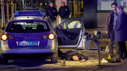 "Tatort: Sturm" am Neujahrstag Die Kommissare Faber (Jörg Hartmann, zweiter von rechts) und Bönisch (Anna Schudt, rechts) fahnden nach den Polizistenmördern..