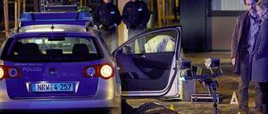 "Tatort: Sturm" am Neujahrstag Die Kommissare Faber (Jörg Hartmann, zweiter von rechts) und Bönisch (Anna Schudt, rechts) fahnden nach den Polizistenmördern..