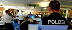 Die Leit- und Anrufzentrale der Polizei am Platz der Luftbrücke: Alle Notrufe Berlins gehen hier ein. 