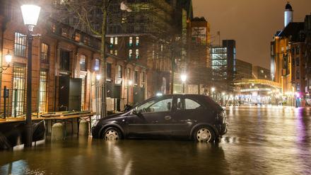 Straßen im Hamburger Hafengebiet und unter anderem auch der Fischmarkt wurden überflutet.