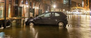 Straßen im Hamburger Hafengebiet und unter anderem auch der Fischmarkt wurden überflutet.