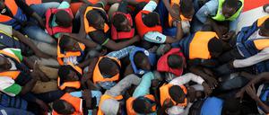 Aus Seenot gerettete afrikanische Bootsflüche in einem Boot der italienischen Küstenwache. 