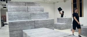 Antike light. Documenta-Vorspiel im September im Städtischen Kunstzentrum Athen. Gestapelte Ruinen in Leichtbauweise, eine Installation von Andreas Angelidakis. 