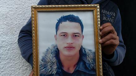 Der Bruder des mutmaßlichen Terroristen Anis Amri zeigte am Freitag in Tunesien ein Porträt des Getöteten.   
