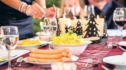45 Prozent der Deutschen machen sich an Heiligabend wenig Stress mit dem Kochen und essen Würstchen mit Kartoffelsalat.