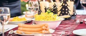 45 Prozent der Deutschen machen sich an Heiligabend wenig Stress mit dem Kochen und essen Würstchen mit Kartoffelsalat.