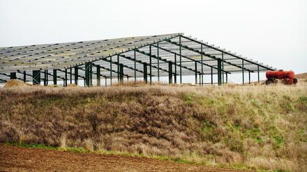 Von der geplanten Legehennenanlage Zollchow II in der Uckermark in Brandenburg steht nur der Rohbau. 