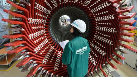 Einen Generatorständer betrachtet Sandra Leißling, Mitarbeiterin der Factory Services, im Siemens-Generatorenwerk in Erfurt.