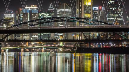Alte Sorgen, neue Allianzen. Am Finanzplatz Frankfurt am Main kam 2016 einiges in Bewegung. Auch ausländische Banken zeigten Interesse an deutschen Instituten.