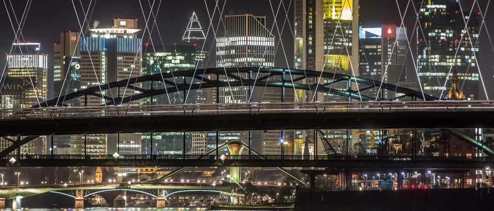Alte Sorgen, neue Allianzen. Am Finanzplatz Frankfurt am Main kam 2016 einiges in Bewegung. Auch ausländische Banken zeigten Interesse an deutschen Instituten.