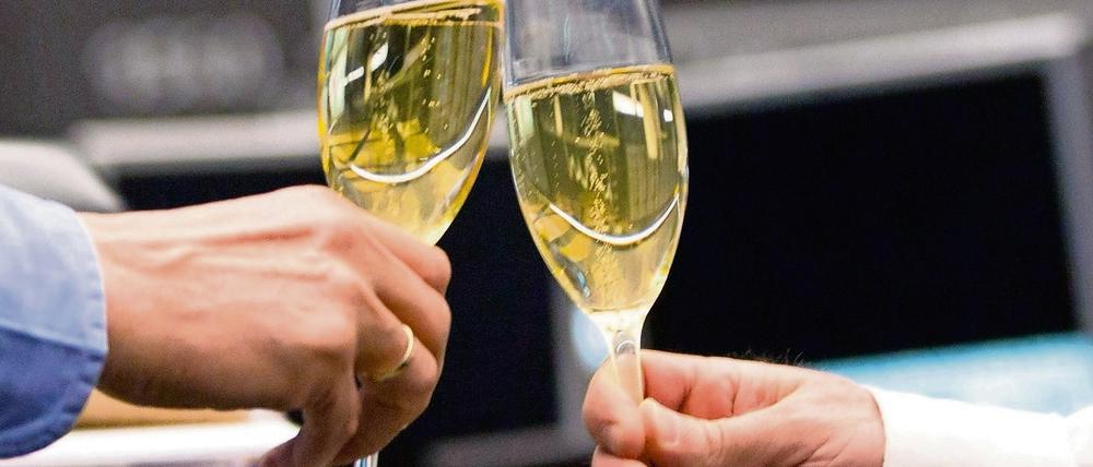 Händler stoßen am 30.12.2013 in Frankfurt am Main (Hessen) im Handelssaal der Börse mit Sekt auf den Abschluss des Jahres an.