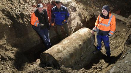 Geschafft. Die Sprengmeister nach der geglückten Entschärfung mit der 1,8 Tonnen schweren Fliegerbombe.