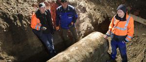 Geschafft. Die Sprengmeister nach der geglückten Entschärfung mit der 1,8 Tonnen schweren Fliegerbombe.
