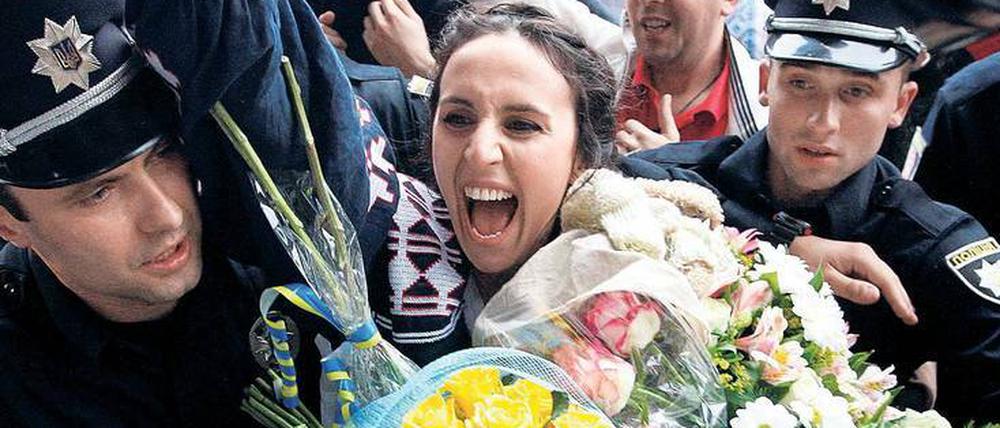 Jubel für die Siegerin. Die krimtatarische Sängerin Jamala bei ihrer Rückkehr in Kiew nach dem Gewinn des Eurovision Song Contest im Mai 2016.