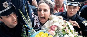 Jubel für die Siegerin. Die krimtatarische Sängerin Jamala bei ihrer Rückkehr in Kiew nach dem Gewinn des Eurovision Song Contest im Mai 2016.
