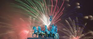 In der Silvesternacht wird viel gefeiert in Berlin. Kurzentschlossene können auch jetzt noch Eintrittskarten bekommen.