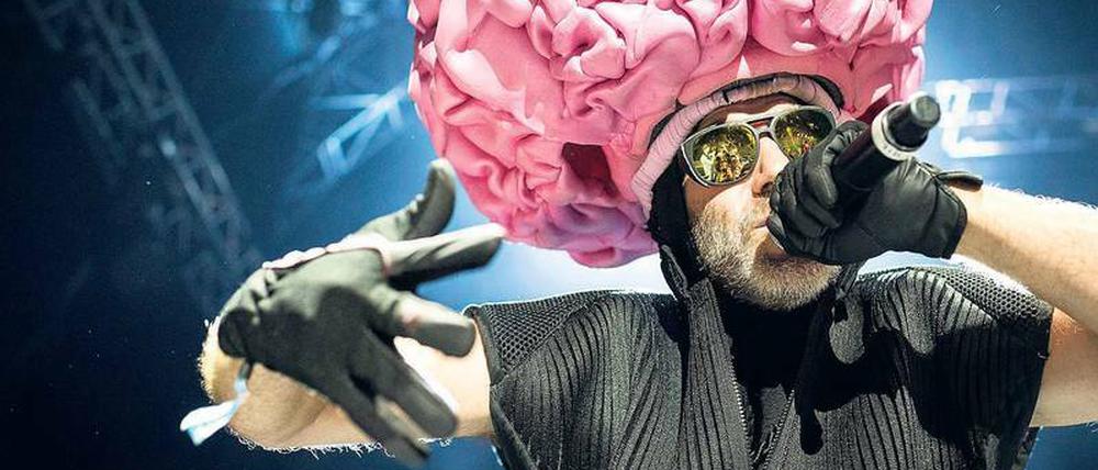 Was treiben Deichkind da eigentlich auf der Bühne? Vielleicht ist es Trash-Rap-Pop-Elektro, auf jeden Fall ist es Wahnsinn. Kryptik Joe und seine Mitstreiter Ferris Hilton und Porky drehen am 29. Juli in der Wuhlheide durch.