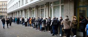 Eine solche Schlange wie hier am Bürgeramt im Rathaus Neukölln wird es in Zukunft hoffentlich nicht mehr geben