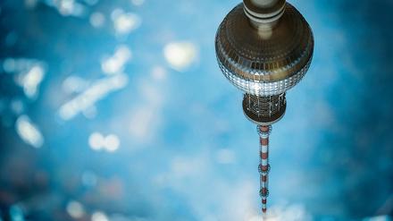 Hier spiegelte sich der Berliner Fernsehturm in einer Pfütze. 2017 sollen 100 Liter Niederschlag fehlen.