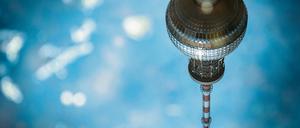 Hier spiegelte sich der Berliner Fernsehturm in einer Pfütze. 2017 sollen 100 Liter Niederschlag fehlen.