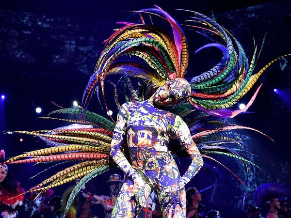 The One Grand Show im Friedrichstadt-Palast ist farbenfroh.