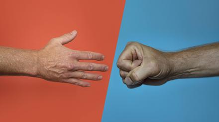 Hand oder Faust? Das ist eigentlich nicht die Frage. in der Pandemie. Manche Leute ignorieren die Gefahren und bestehen aufs Händeschütteln.
