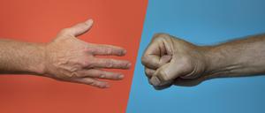 Hand oder Faust? Das ist eigentlich nicht die Frage. in der Pandemie. Manche Leute ignorieren die Gefahren und bestehen aufs Händeschütteln.