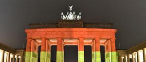 Das Brandenburger Tor leuchtet am 20.12.2016 in Berlin nach dem Anschlag auf dem Weihnachtsmarkt am Breitscheidplatz in den deutschen Nationalfarben.