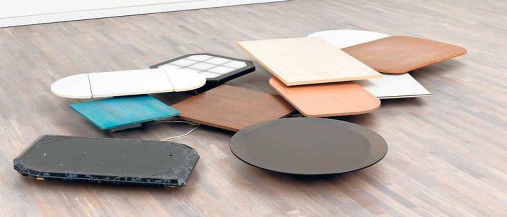 Drehmomente. Rotierende Tischplatten der Installation „Turntable (My Boyfriend’s Back)“ von Jim Lambie (2004).